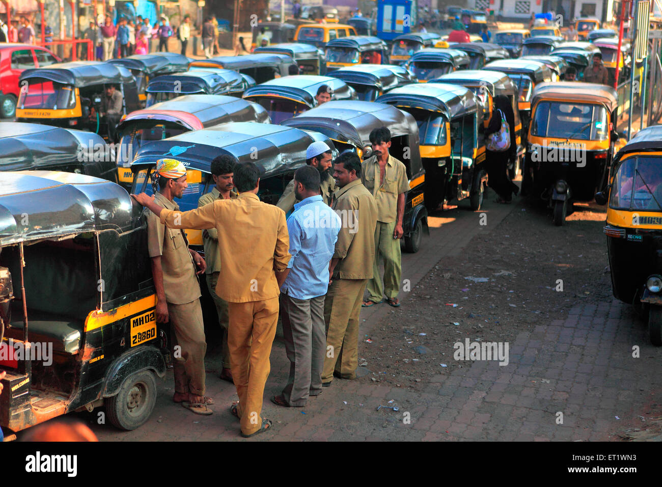 auto rickshaw drivers at bandra bombay mumbai maharashtra india asia ET1WN3
