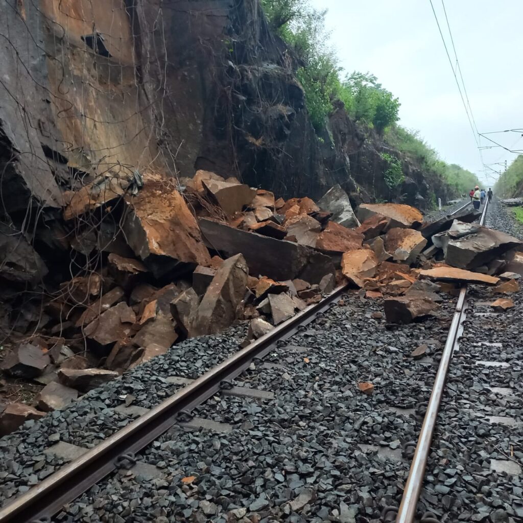 Konkan Railway service disrupted: कोंकण रेलवे सेवा ठप्प: पटरी पर गिरा बड़ा पत्थर, यात्रियों को हुई भारी परेशानी राजापुर के पास आदवली में हादसा, तीन घंटे बाद बहाल हुई रेल सेवा 11 IMG 20250520 WA0051