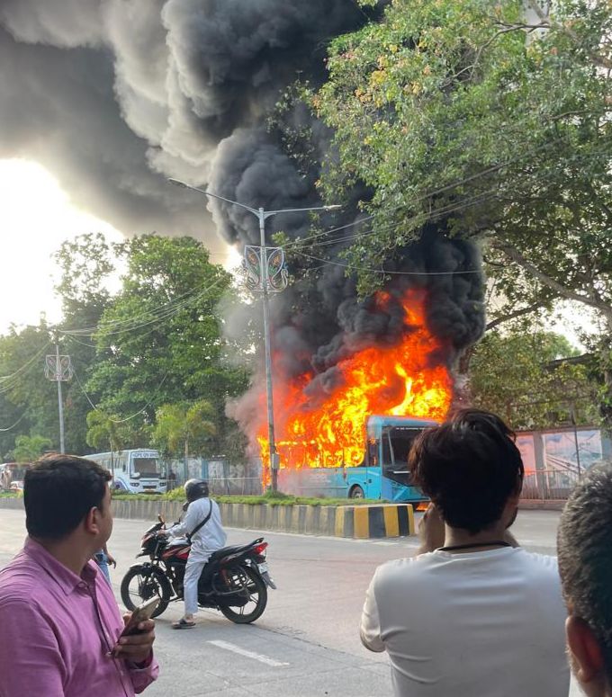 NMMT electric bus incident: अंधेरी MIDC क्षेत्र में NMMT की इलेक्ट्रिक बस में आग, यात्री सुरक्षित; सुरक्षा उपायों पर उठे सवाल शॉर्ट सर्किट की आशंका, दमकल विभाग की तत्परता से टला बड़ा हादसा 11 IMG 20250605 WA0005