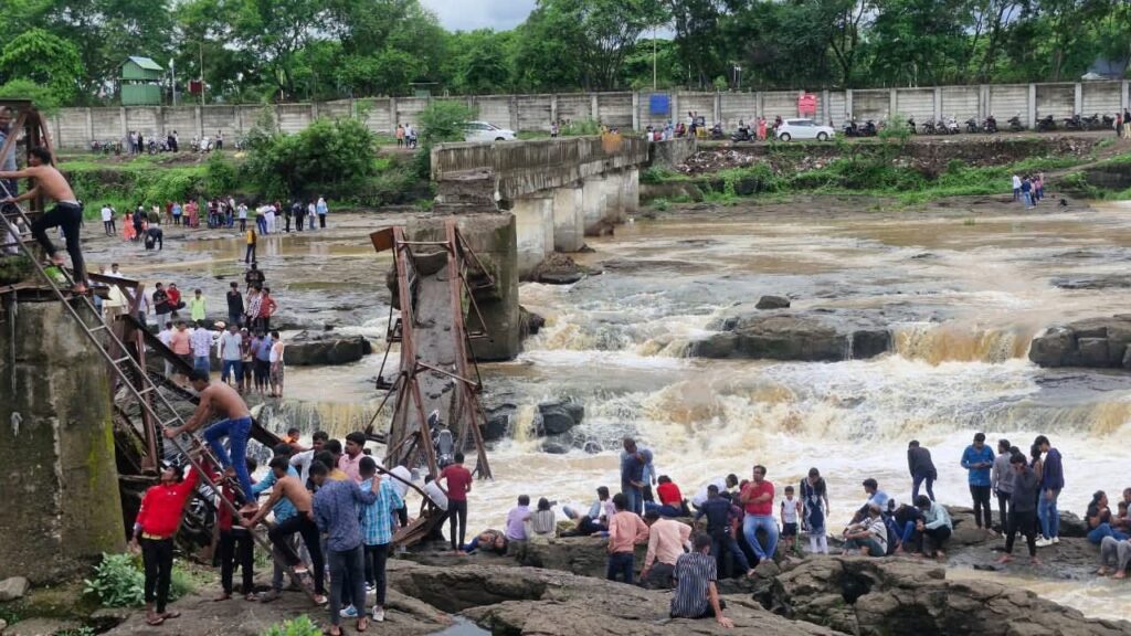Heavy Rainfall Pune Bridge Collapse: इंद्रायणी नदी पर बना पुल ढहा, अब तक 6 की मौत, कई लापता – पुणे के कुंदमाला में बड़ा हादसा 11 IMG 20250615 WA0029