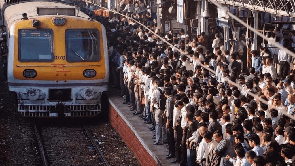 Local train door controversy : बंद दरवाजों पर बंटी यात्रियों की राय, जल्द आएंगे नए डिज़ाइन वाले कोच मुंबई, संवाददाता: 11 Mumbai local train news