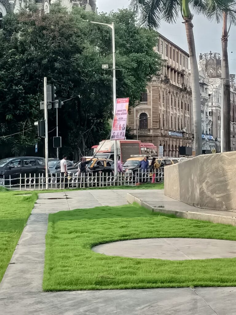 BJP illegal banners Mumbai: अवैध बैनरबाजी पर बवाल: हाईकोर्ट के दरवाज़े के बाहर तक लगाए गए भाजपा के बैनर, मनपा ने शुरू की कड़ी कार्रवाई सैकड़ों अवैध बैनर हटाए गए, हाईकोर्ट के मार्च आदेश का हवाला 11 IMG 20250701 WA0005