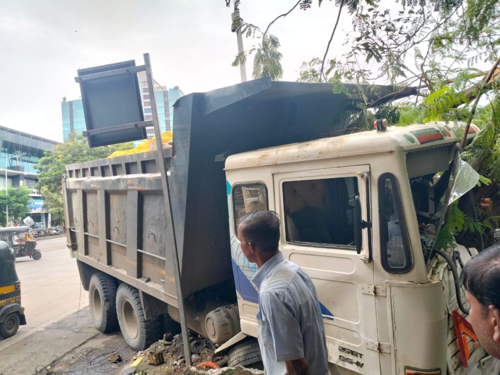 Vashi Palm Beach Road Accident: वाशी पाम बीच रोड पर भीषण टक्कर, बेकाबू डंफर ने कार को रौंदा — बाप-बेटे की हालत गंभीर 11 IMG 20250729 WA0030