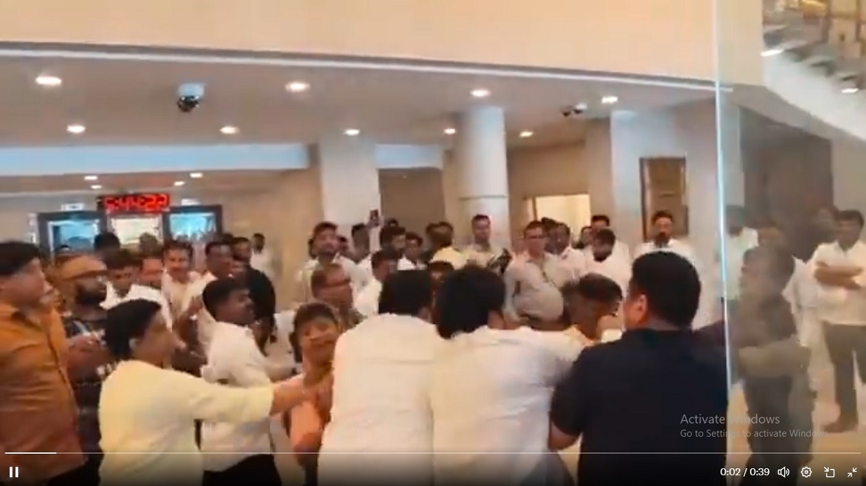 gopichand padalkars supporter beaten Jitendra Awhad supporter