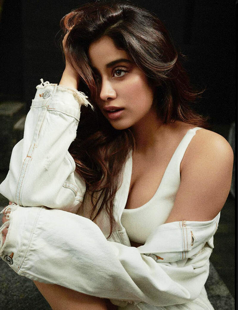 Janhvi Kapoor: अग बाई...15 साल की उम्र में ही पोर्न साइट पर थी जाह्नवी! -कपूर खानदान की बेटी का शॉकिंग खुलासा 1 IMG 20260410 WA0020