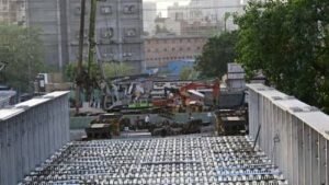 मनपा का दावा है कि फरवरी 2027 की डेडलाइन से पहले 30 सितंबर 2026 तक पुल खुलेगा।